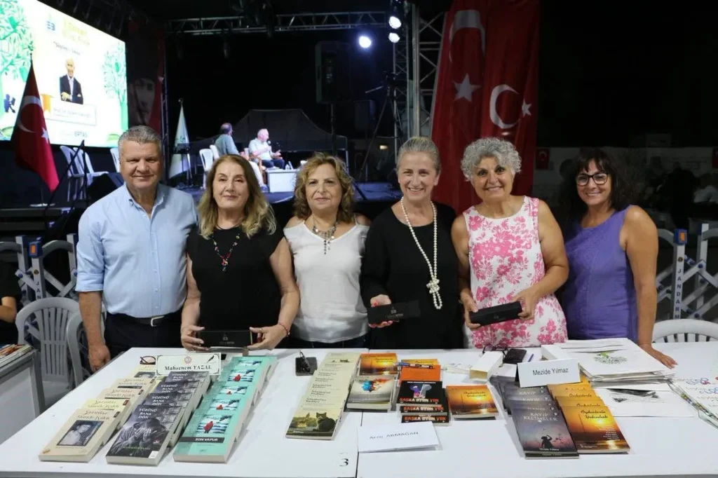 Edremit Kitap Fuarı’nda Edebiyat, Tarih Ve Müzik Buluştu